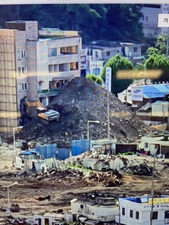 광주 동구 학동4 재개발구역 건물붕괴가 일어나기 전 촬영된 철거사진. 건물의 한쪽 측면 하부부터 철거가 진행되는 걸 알 수 있다. [시민 제보]