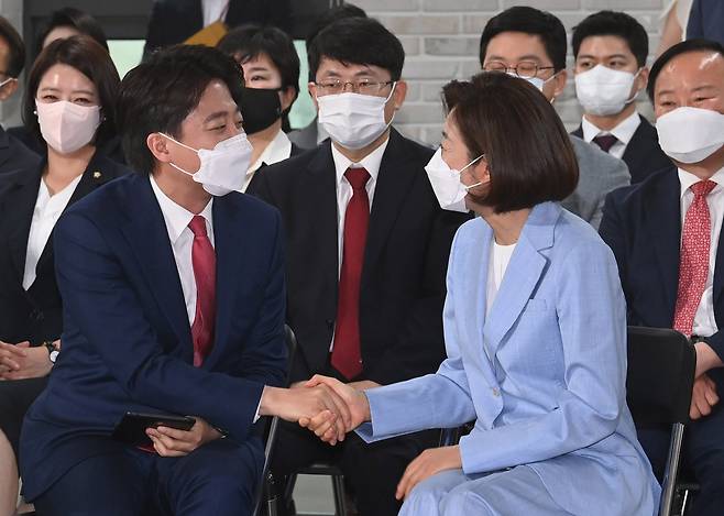 이준석 국민의힘 대표 당선자(왼쪽)가 11일 오전 서울 영등포구 국민의힘 당사에서 열린 전당대회에서 당선자 지명 후 나경원 후보자로부터 축하받고 있다. 오종택 기자