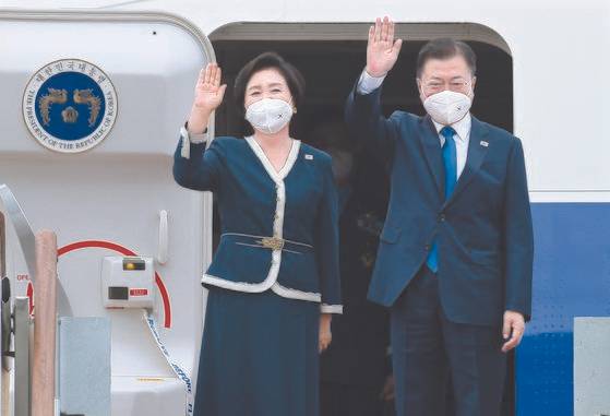 G7 정상회의 참석차 출국하는 문재인 대통령이 11일 서울공항에서 공군 1호기에 올라 환송 인사들에게 손을 흔들고 있다. 청와대사진기자단