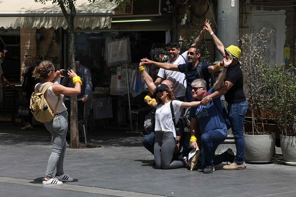 지난 4월 이스라엘 수도 예루살렘의 거리에서 시민들이 마스크를 벗고 함께 모여 사진 촬영을 하고 있다. 사진=AFP.