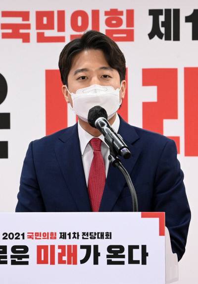 국민의힘 이준석 신임 당대표가 11일 서울 여의도 국민의힘 중앙당사에서 열린 제1차 전당대회에서 당대표로 선출된 뒤 수락연설을 하고 있다. 연합뉴스