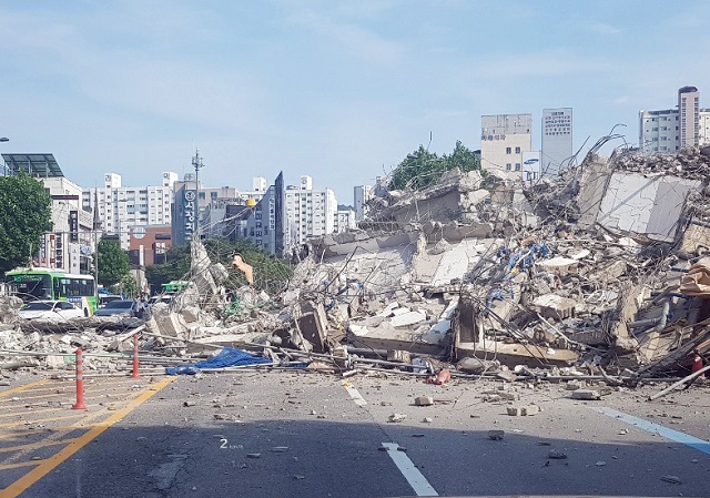 도로 위로 쏟아진 건물 잔해. 연합뉴스