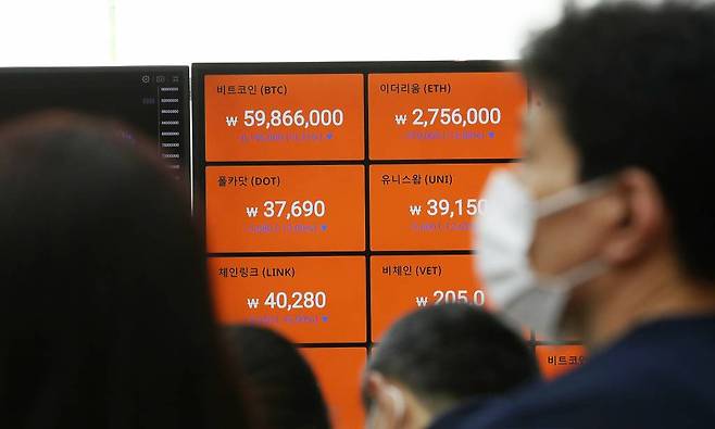 [서울=뉴시스]박주성 기자 = 비트코인 국내 거래 가격이 5천만원대 까지 내려간 23일 서울 강남구 암호화폐 거래소 빗썸 강남고객센터 전광판에 비트코인 등 암호화폐 거래가격이 표시되고 있다. 2021.04.23. park7691@newsis.com