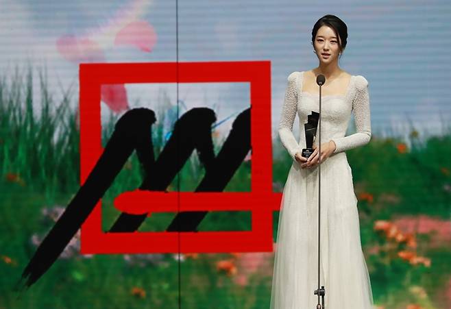 배우 서예지가 각종 논란으로 자취를 감춘 뒤 약 두 달 만에 근황을 공개했다. 사진은 지난해 11월 ‘2020 Asia Artist Awards’에서 배우 부문 핫이슈상을 수상한 뒤 소감을 말하는 서예지. /사진=뉴스1(AAA 조직위원회 제공)