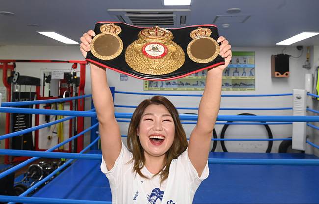 국내 유일한 여자 프로복싱 WBA 세계챔피언인 ‘태극 전사’ 최현미 선수가 지난 1일 문화일보와의 인터뷰에 앞서 서울 종로구 새문안로 풍산권투체육관에서 두 팔을 벌려 챔피언 벨트를 높이 들고 활짝 웃고 있다. 최현미는 “많은 관심과 응원 부탁드린다”면서 “스폰서 걱정 없이 훈련과 경기에만 전념하고 싶다”고 강조했다. 신창섭 기자