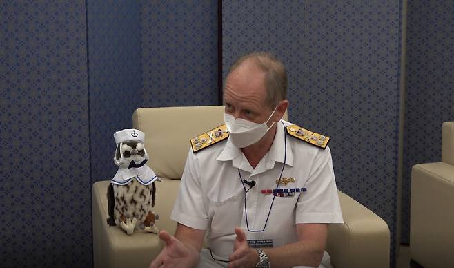 제리 키드 영국 해군 함대사령관은 헤럴드경제와의 인터뷰에서 “경항공모함과 중형항공모함을 구분하는 것은 의미가 없다”며 “한국이 항공모함을 도입한다면 정치적으로, 군사적으로 큰 의미를 지니게 될 것”이라고 강조했다.