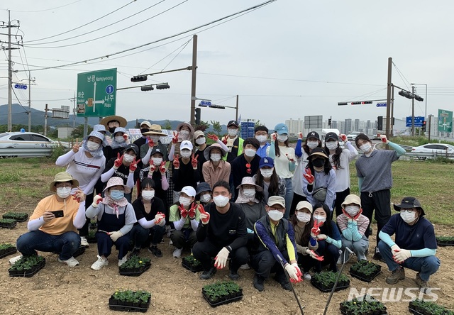 [서울=뉴시스] 한국콘텐츠진흥원은 10일  농림식품기술기획평가원과 함께 지역사회 생활환경 개선을 위해 나주시 신금마을에서 ‘아름다운 농촌 만들기 캠페인’을 실시했다. (사진= 한국콘텐츠진흥원 제공) 2021.06.11. photo@newsis.com