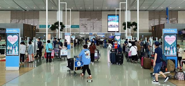 [인천공항=뉴시스]홍찬선 기자 = 코로나19의 장기화로 승객이 급감한 인천공항 출국장이 11일 오전 승객들로 붐비고 있다. 인천공항공사는 이날 인천공항의 이용객은 1만1990명으로 전망했다. 코로나19의 장기화로 인천공항의 승객이 1만명을 넘긴 것은 지난해 9월4일 이후 9개월만이다. 2021.06.11 mania@newsis.com *재판매 및 DB 금지