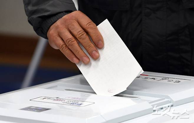 2017년 제19대 대통령 선거일 시민들이 기표 후 투표용지를 투표함에 넣고 있다. 황진환 기자