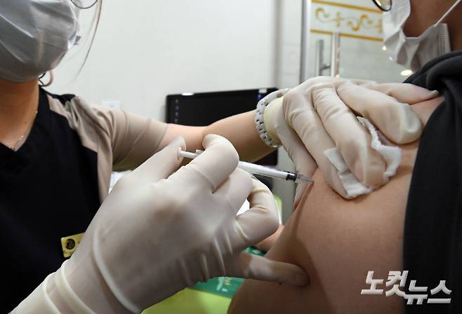 시민들이 얀센 코로나19 백신접종을 받는 모습. 황진환 기자