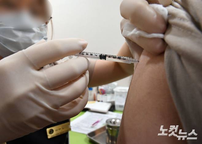 시민이 백신을 접종하고 있다. 황진환 기자
