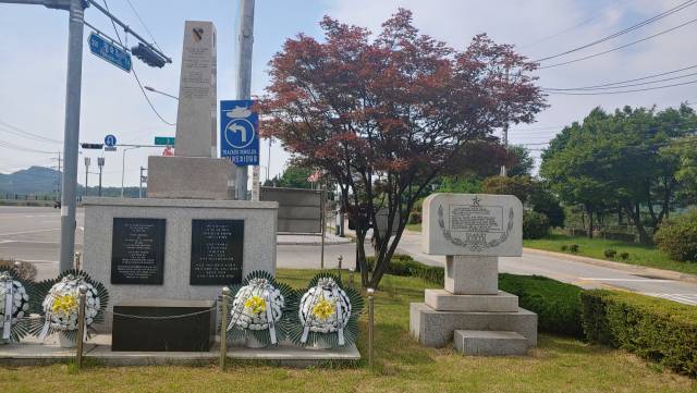 ▲ 38선 바로 북쪽에 설치되어 있는 38선 돌파기념비. 인천상륙작전 후 유엔군이 북진을 히며 38선을 돌파한 것을 기념하는 것이다. ⓒ손호철