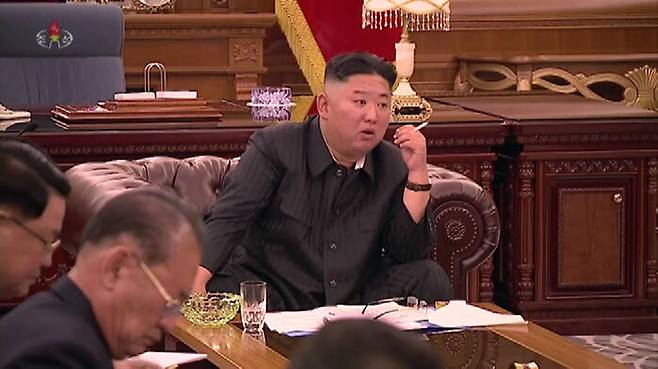 지난 7일 간부협의회에서 담배 피우는 김정은 총비서
