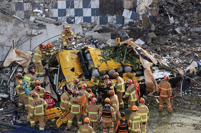 6월9일 오후 광주 동구 학동의 한 철거 작업 중이던 건물이 붕괴하며 도로 위로 건물 잔해가 쏟아져 시내버스 등이 매몰됐다.ⓒ연합뉴스