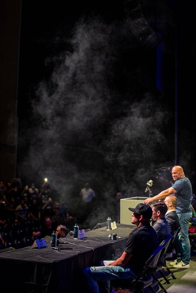 ▲ 네이트 디아즈는 11일 UFC 263 공개 기자회견에서 마리화나를 피웠다. 기자회견장에 연기가 가득했다.
