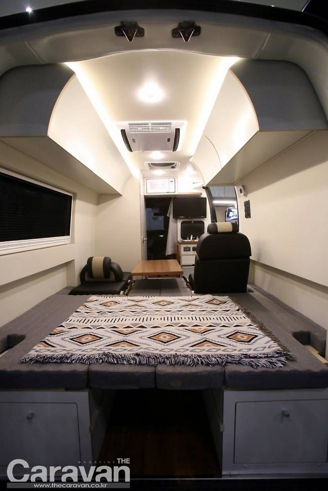 4인승으로 제작된 해당 전시 차량의 판매 가격은 6500만원대가 된다. 시원스러운 레이아웃이 이 모델의 최대 장점이다