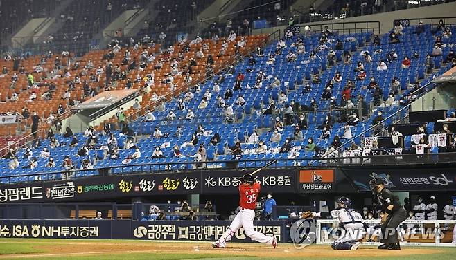 야구 경기 지켜보는 관중들 [연합뉴스 자료사진]
