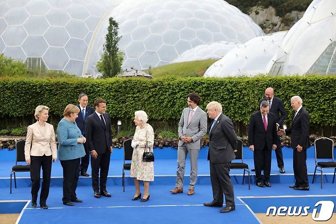 G7 정상회담을 위해 영국에 모인 세계 지도자들과 영국 여왕 © AFP=뉴스1