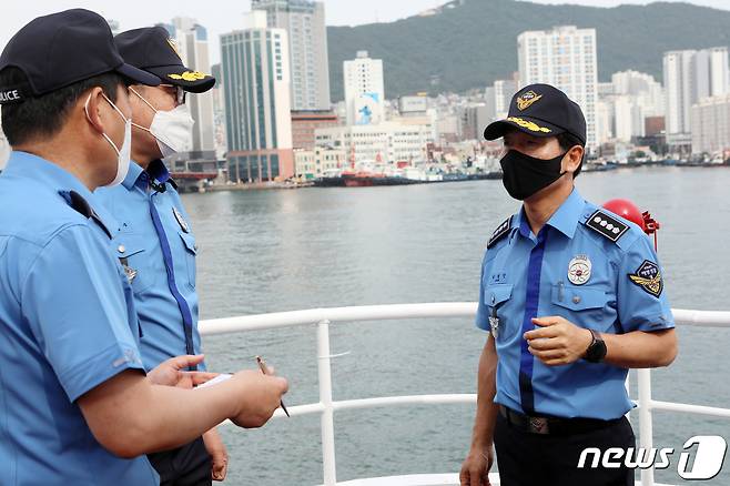 박형민 부산해양경찰서장(오른쪽)이 관내 해양 환경을 둘러보고 관계자들과 이야기를 나누고 있다.2021.06.11© 뉴스1