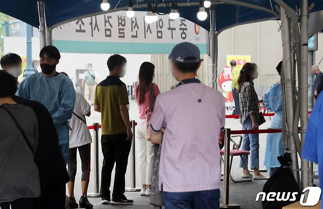 11일 오전 서울역 광장에 마련된 중구 임시선별진료소에서 시민이 검체검사 순서를 기다리고 있다. /뉴스1 © News1 이동해 기자