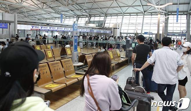 여행객들이 11일 오후 인천국제공항 제1터미널에서 출국하기 위해 줄을 서 있다. 2021.6.11/뉴스1 © News1 권현진 기자