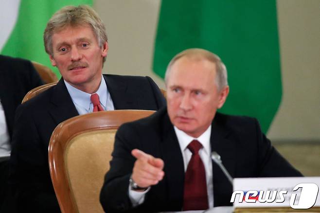 블라디미르 푸틴 (앞) 러시아 대통령과 드미트리 페스코프 크렘린궁 대변인. © AFP=뉴스1 자료 사진