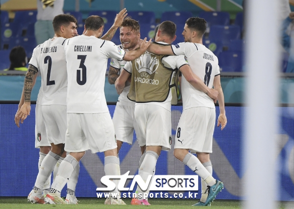 득점 후 동료들의 축하를 받는 이탈리아 스트라이커 치로 임모빌레(사진 중앙)