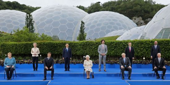 엘리자베스 2세 영국 여왕(가운데)과 주요 7개국(G7) 정상들이 11일(현지시간) 영국 남서부 콘월에 있는 세계 최대 규모의 온실 식물원인 '에덴 프로젝트'(Eden Project)에서 열린 영국 왕실 주최 환영 만찬에서 기념사진 촬영을 하고 있다. [이미지출처=연합뉴스]