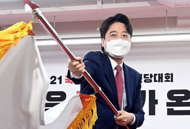 이준석 국민의힘 대표 당선자가 11일 오전 서울 영등포구 여의도동 국민의힘 당사에서 열린 전당대회에서 당선자 지명 후  인사하고 있다. 사진공동취재단