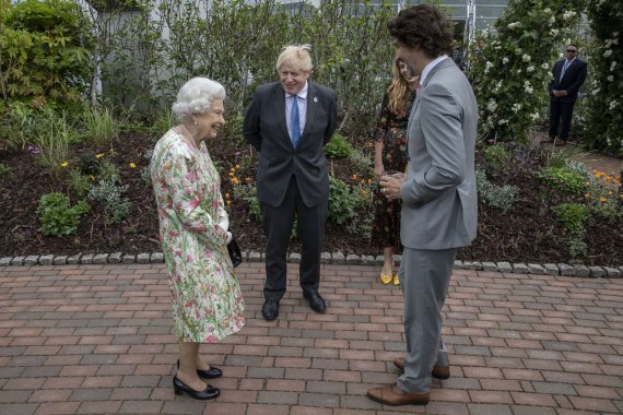 엘리자베스 2세(왼쪽) 영국 여왕이 11일(현지시간) 영국 콘월의 열대식물원 '에덴 프로젝트'에서 보리스 존슨(가운데) 영국 총리, 저스틴 트뤼도 캐나다 총리(오른쪽)와 함께 얘기를 나누고 있다. 여왕은 이날 G7 정상들과 만찬도 함께 한다. AP뉴시스