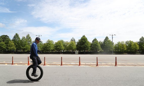 대전 서구 한밭수목에서 한 시민이 외발자전거를 타고 있다. 사진=뉴스1