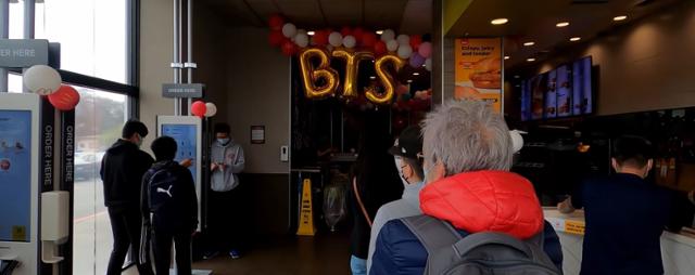 미국 샌프란스시코의 한 맥도널드 매장에 'BTS' 모양의 금색 풍선이 걸려 있다. 방탄소년단(BTS) 세트 메뉴 출시를 기념한 장식이다. 유튜브 캡처