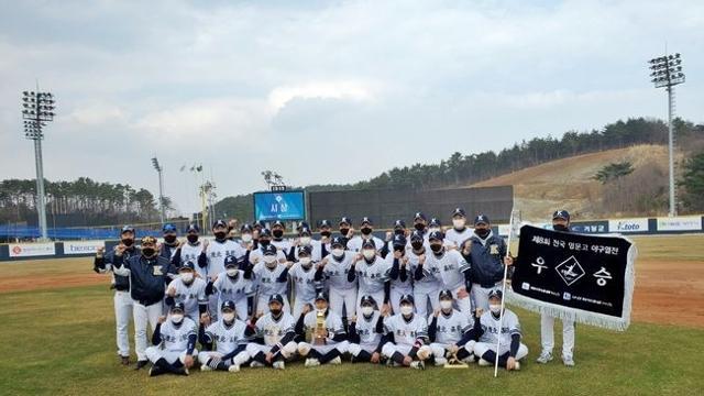 경북고등학교 야구팀이 경기 후 포즈를 취했다.