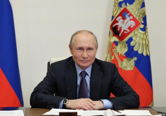 블라디미르 푸틴 러시아 대통령이 9일 화상을 통해 에너지기업 가스프롬의 사업 착공식을 지켜보고 있다. 모스크바=로이터 연합뉴스