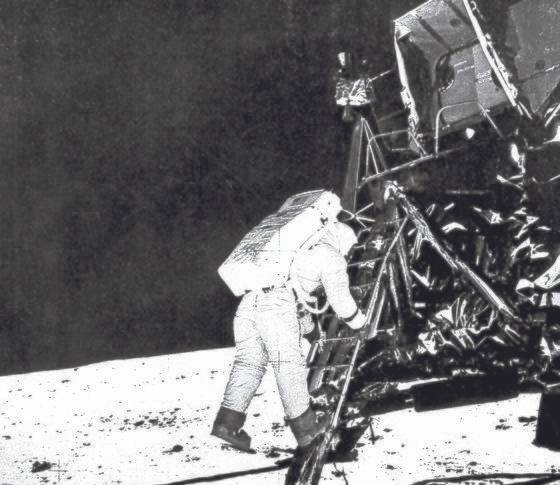 영화가 현실이 됐다. 1969년 아폴로 11호 착륙선의 역사적인 달 도착 장면이다.