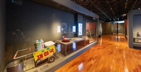 국립민속박물관의 '부산, 바다와 뭍의 나들목' 전시장 모습. [사진 국립민속박물관]