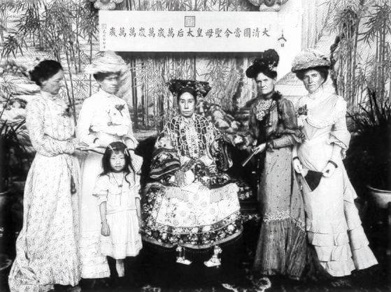 8국 연합군 철수 후 베이징으로 돌아온 즈시 태후는 외국 공사 부인의 접견을 허락했다. 오른쪽 둘째가 미국 공사 부인. 1902년 10월, 즈진청. [사진 김명호]