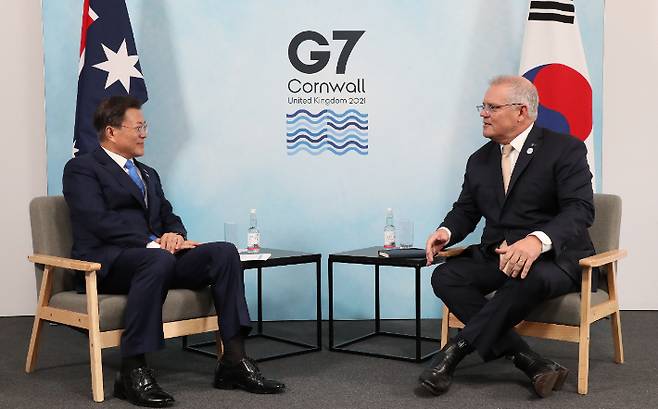 G7 정상회의 참석차 영국을 방문 중인 문재인 대통령이 12일(현지시간) 영국 콘월 트레게나 캐슬 호텔에서 스콧 모리슨 호주 총리와 양자회담을 하고 있다. 연합뉴스
