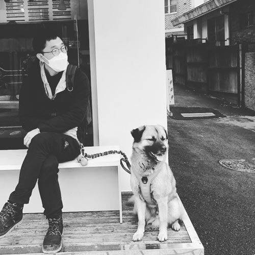 김제동에게 '연탄'이라는 이름의 반려견을 하루 두 번 산책시키는 일은 가장 중요한 일과다.