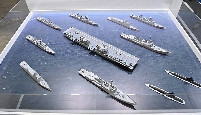 2021 부산국제조선해양대제전이 개막한 9일 부산 벡스코 제1전시장 내 해군 부스에 전시된 한국 해군 경항공모함 전투단 모형. 경항모를 중심으로 한국형 차기구축함(KDDX)과 이지스함 등이 호위를 한다. 해군 제공