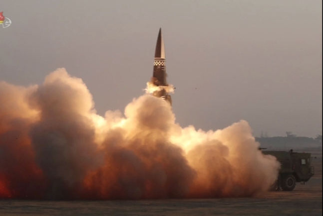 북한이 지난 3월 25일 새로 개발한 신형전술유도탄 시험발사를 진행했다며 탄도미사일 발사를 공식 확인했다. 연합뉴스