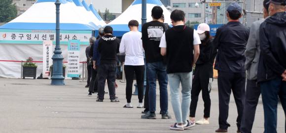 서울역광장에 마련된 선별진료소를 찾은 시민들이 검사를 받기 위해 줄을 서고 있다. 2021. 5. 23 정연호 기자 tpgod@seoul.co.kr