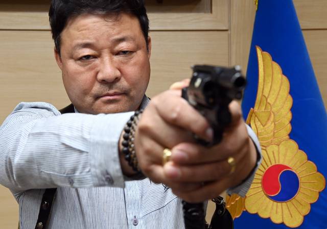 서울 동대문경찰서 소속 김형진 경위가 권총 사격 자세를 취하고 있다. /오승현기자