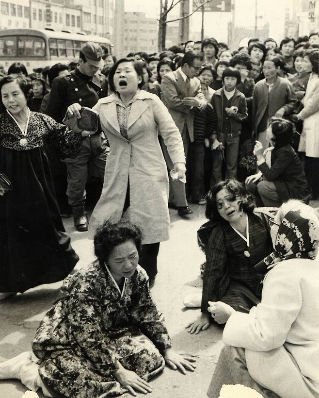 ⓒ대한매일 1975년 ‘인민혁명당’ 사건 관련자들을 사형선고 하루 만에 교수형에 처하자 유가족이 통곡하고 있다.