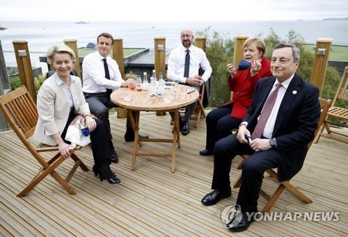 영국에 모인 유럽연합(EU) 지도자들 11일(현지시간) 주요 7개국(G7) 정상회의가 열리는 영국 남서부 콘월 카비스 베이 호텔에 집결한 유럽연합(EU) 지도자들. 왼쪽부터 우르줄라 폰데어라이엔 EU 집행위원장, 에마뉘엘 마크롱 프랑스 대통령, 샤를 미셸 EU 정상회의 상임의장, 앙겔라 메르켈 독일 총리, 마리오 드라기 이탈리아 총리. [AP=연합뉴스]