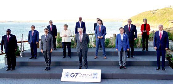 G7 정상회의 참석차 영국을 방문 중인 문재인 대통령이 12일(현지시간) 영국 콘월 카비스베이 양자회담장 앞에서 참가국 정상들과 기념사진을 촬영하고 있다. [사진=연합뉴스]