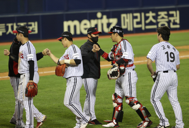 LG 류지현 감독(가운데)이 승리 후 선수들과 하이파이브를 하고 있다. 서울 | 연합뉴스