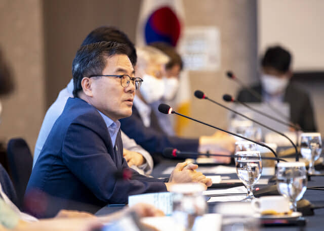 홍정기 환경부차관이 지난해 6월 서울 마포 베스트웨스턴 프리미어 서울가든호텔에서 열린 ‘생물다양성 2030 미래포럼’에서 인사말을 하고 있다.