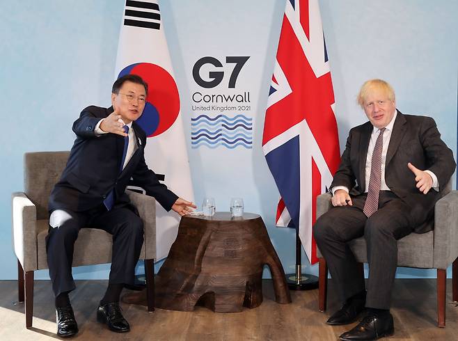 G7 정상회의 참석차 영국을 방문 중인 문재인 대통령이 13일(현지 시각) 영국 콘월 카비스베이에서 열린 보리스 존슨 영국 총리와 양자회담에서 대화하고 있다. /연합뉴스