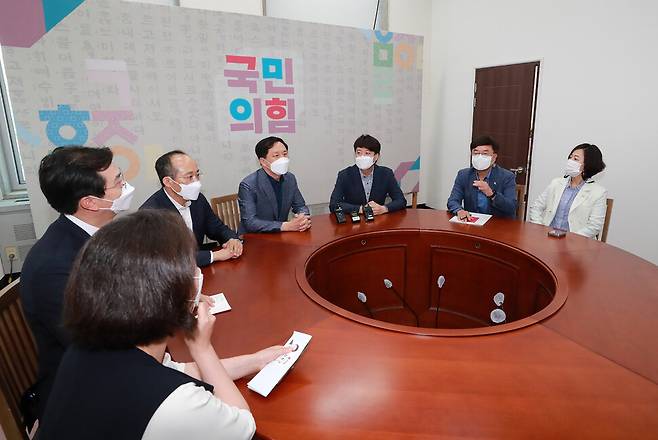 국민의힘 이준석 대표(오른쪽 셋째)와 김기현 원내대표(오른쪽 넷째)가 13일 오후 서울 여의도 국회에서 만나 대화하고 있다. 공동취재사진